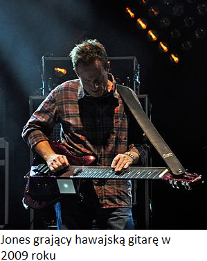 Jones grajacy hawajska gitare w 2009 roku