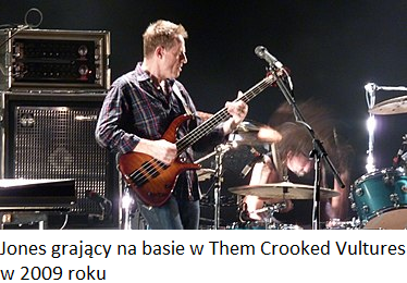Jones grajacy na basie w Them Crooked Vultures w 2009 roku