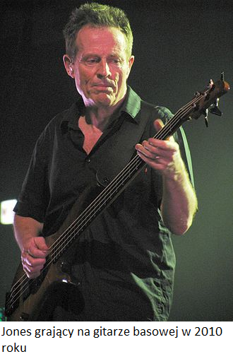 Jones grajacy na gitarze basowej w 2010 roku