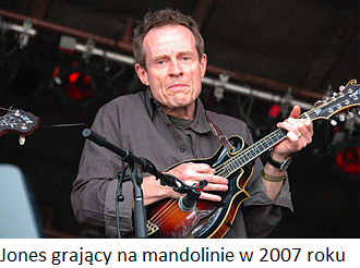 Jones grajacy na mandolinie w 2007 roku